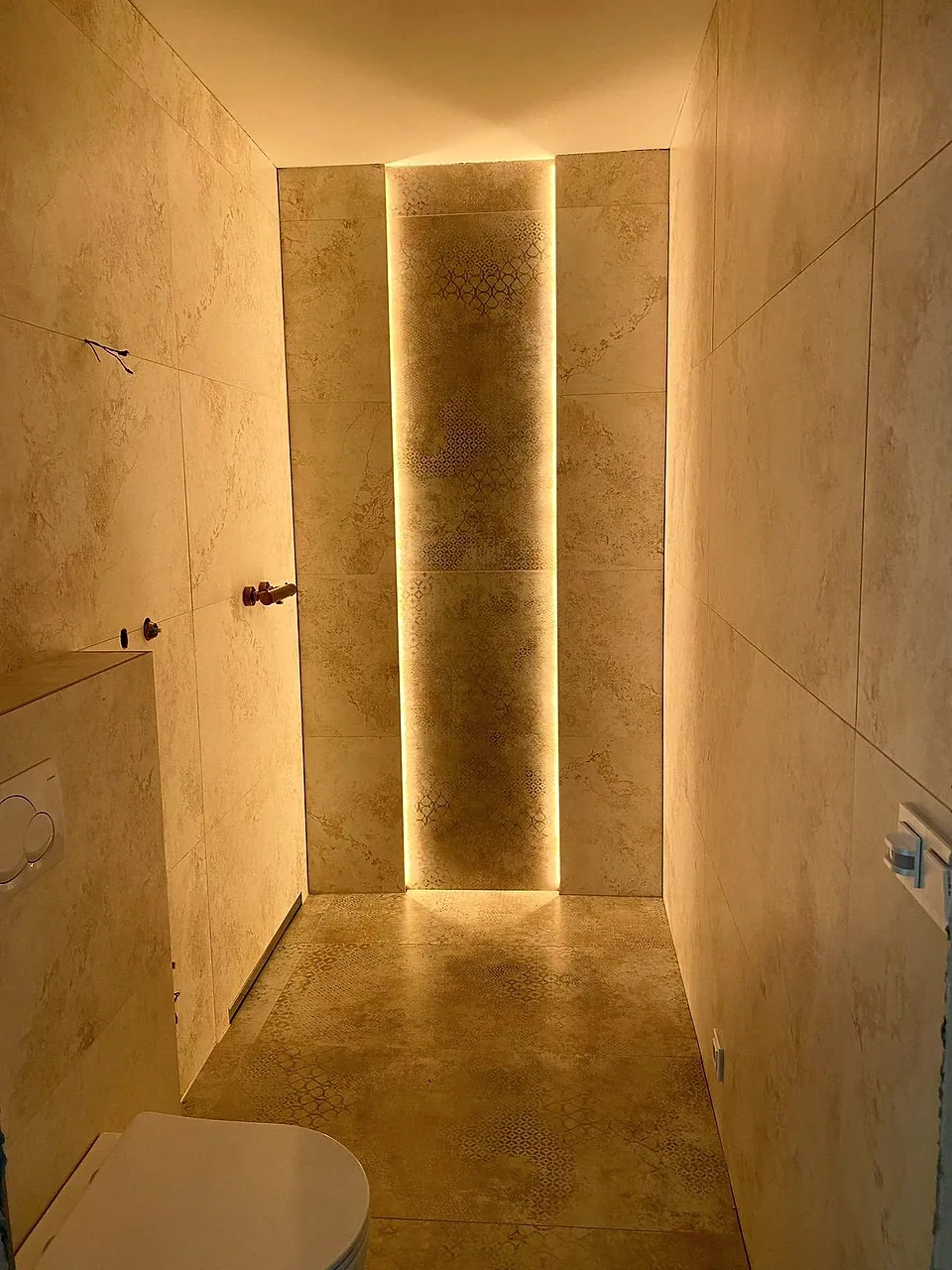 Koupelnový detail s nasvícenou nikou během dokončení