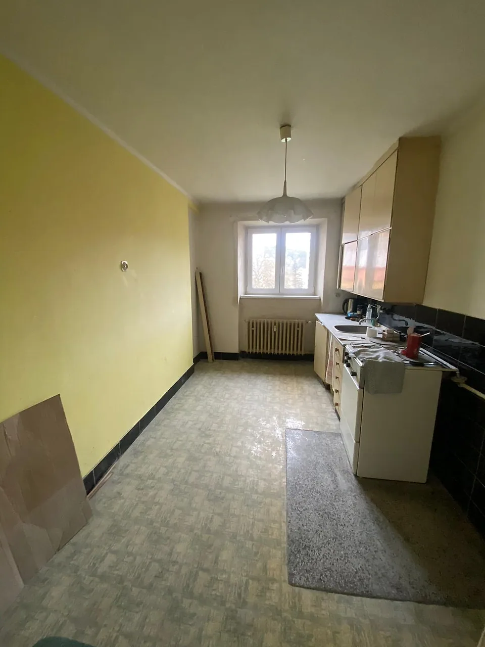 Původní kuchyň v bytě ve Vsetíně před rekonstrukcí