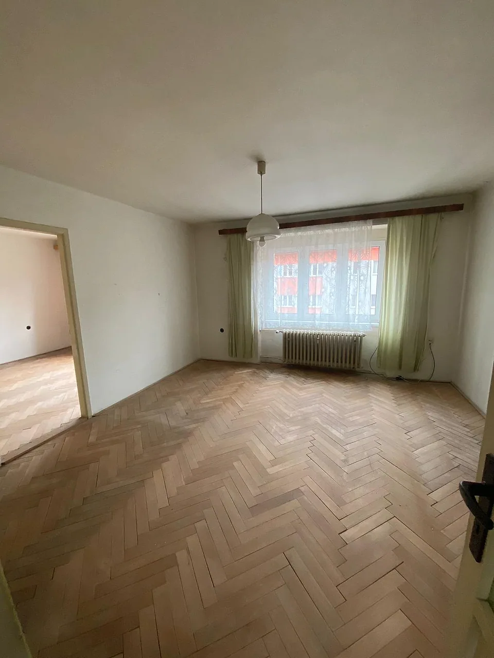 Původní obytný pokoj v bytě ve Vsetíně před úpravou