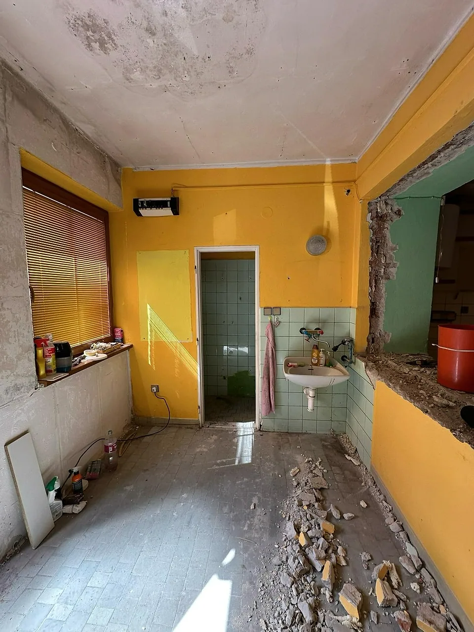 Bourací práce a suť při rekonstrukci koupelny
