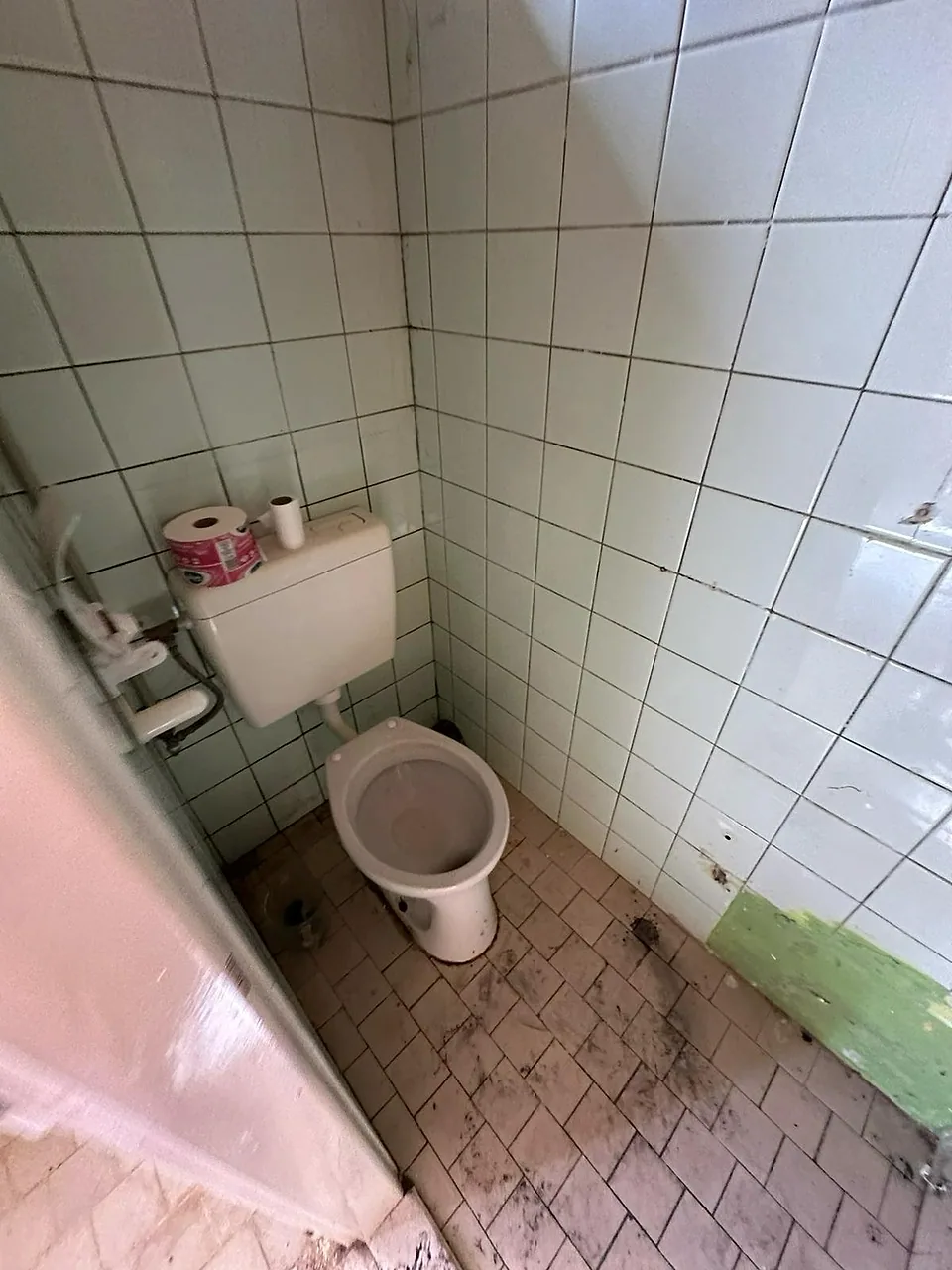 Původní koupelna před rekonstrukcí půldomku
