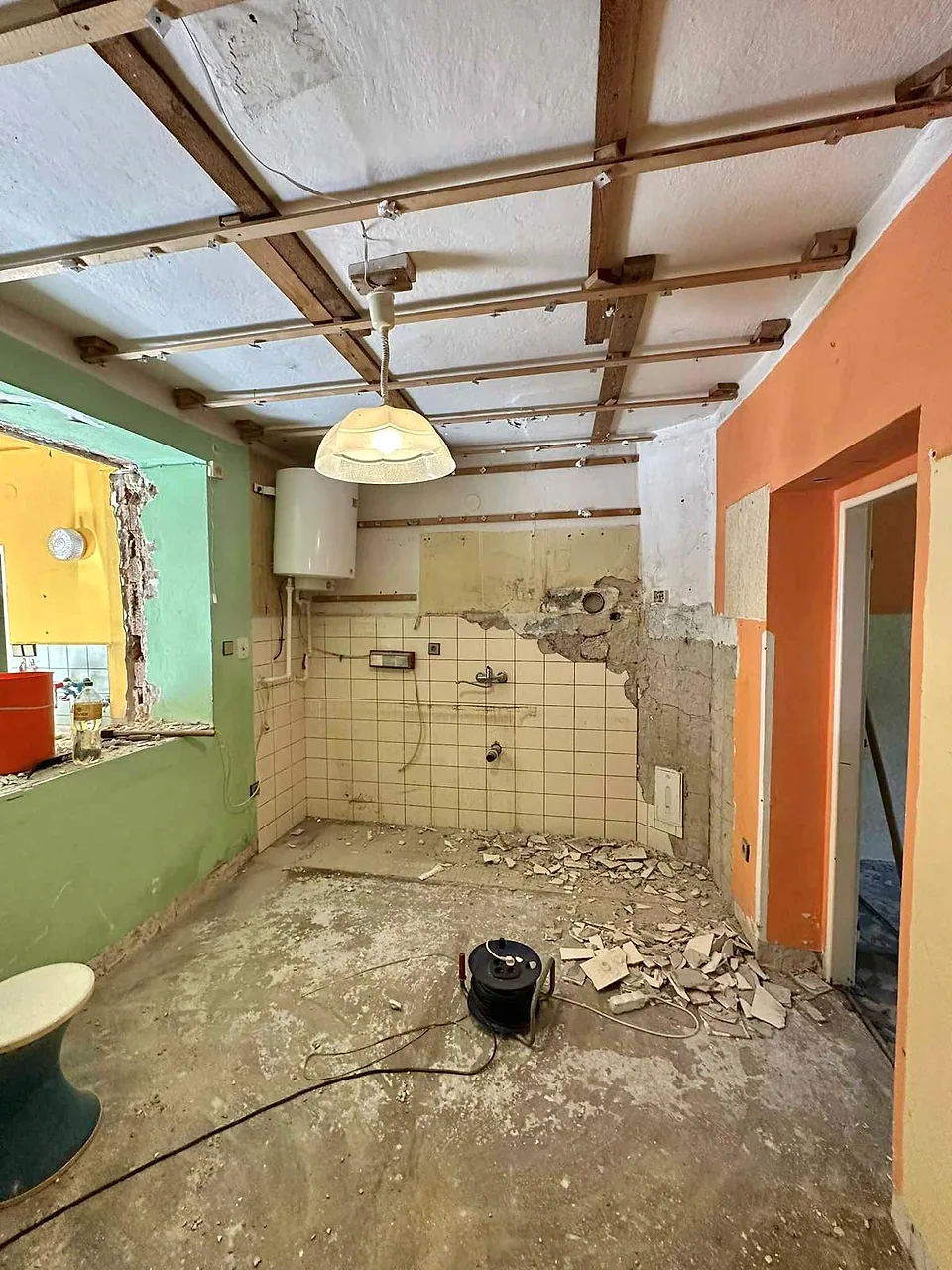 Původní stropní konstrukce během stavebních úprav