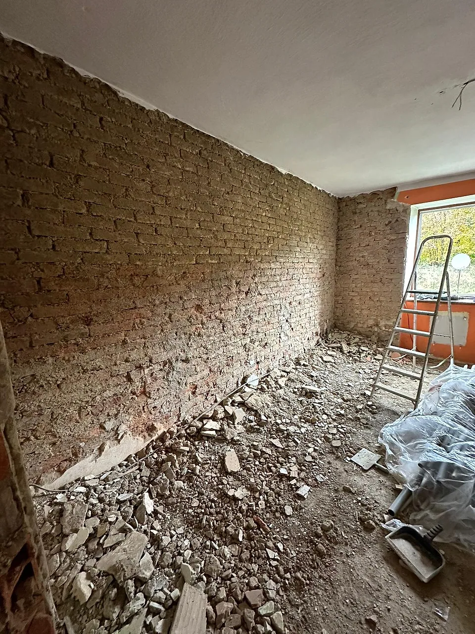 Původní odkrytá stěna během rekonstrukce půldomku v Karolince