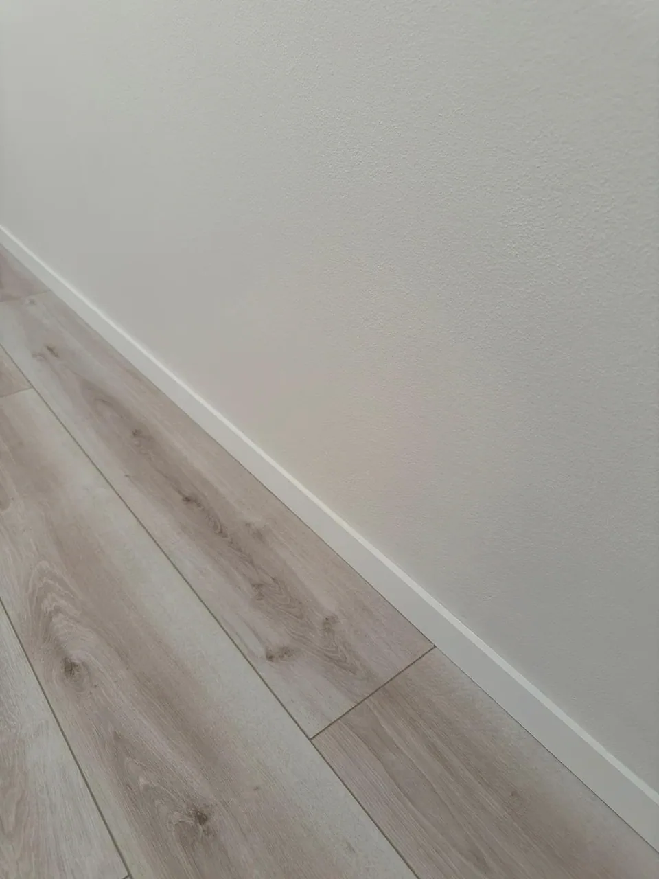 Detail podlahové lišty po dokončení pokoje