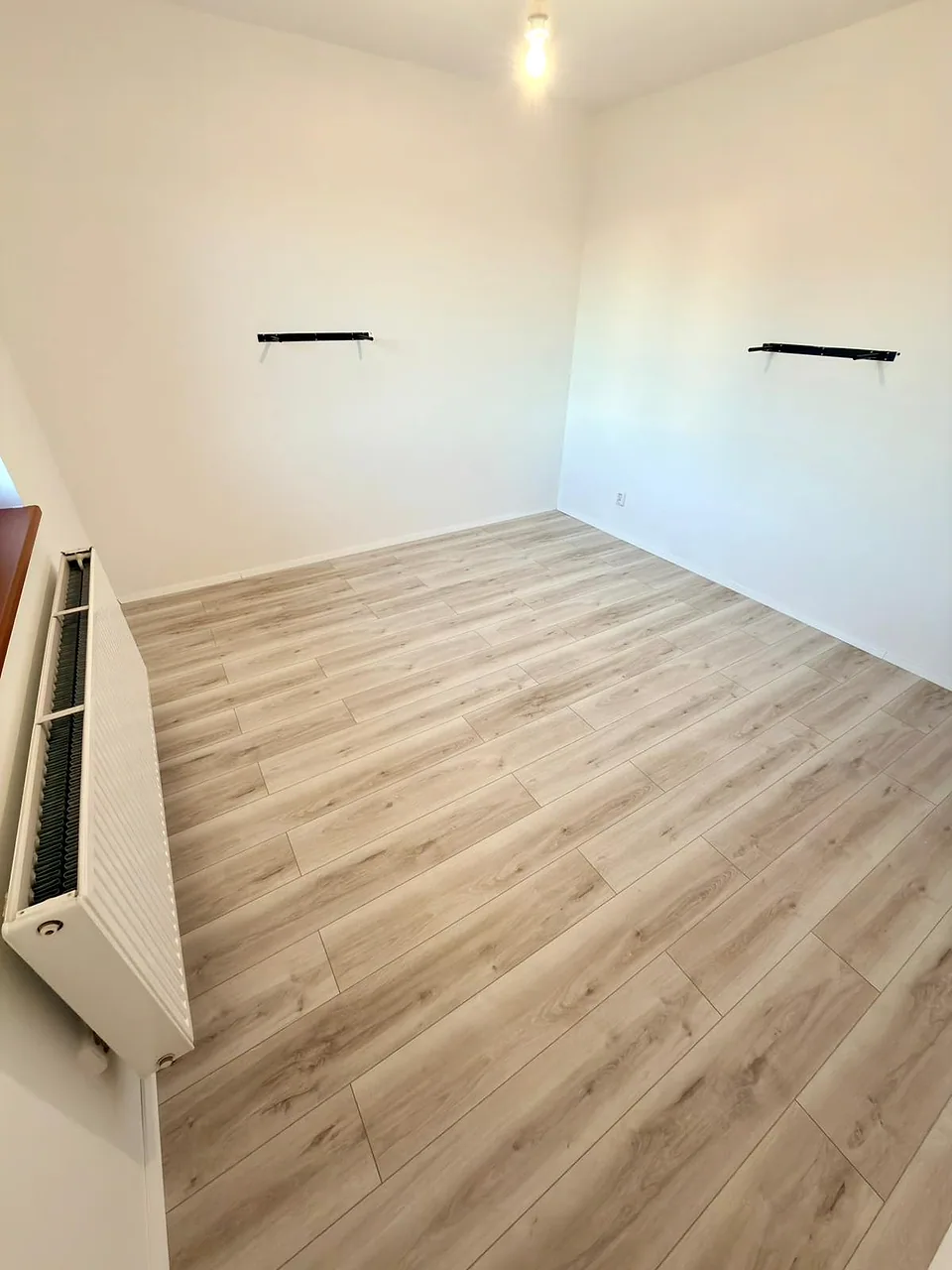 Dokončený pokoj s novou podlahou po rekonstrukci