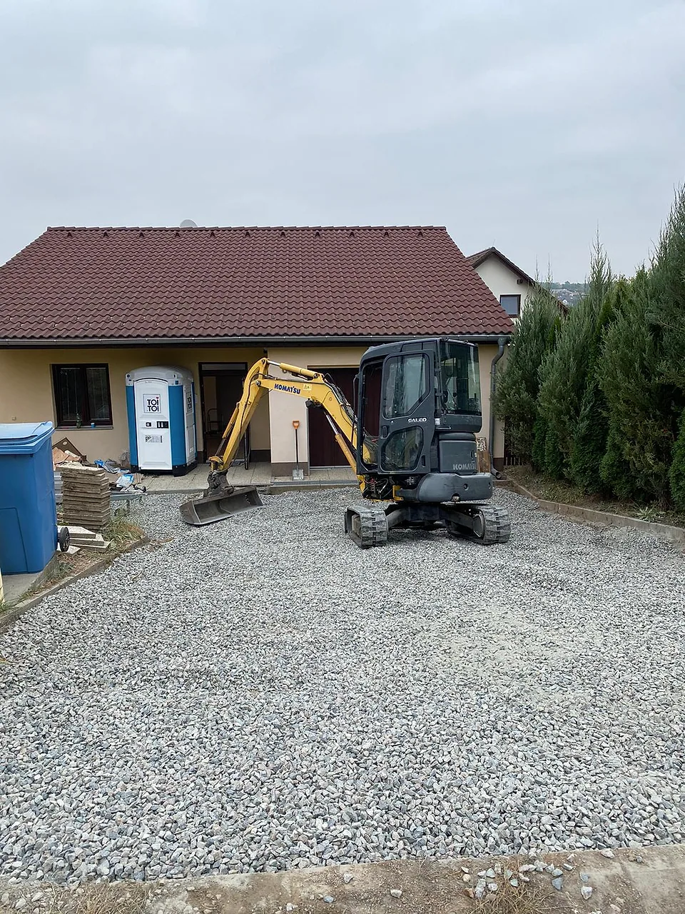 Minibagr při výkopových pracích u rodinného domu