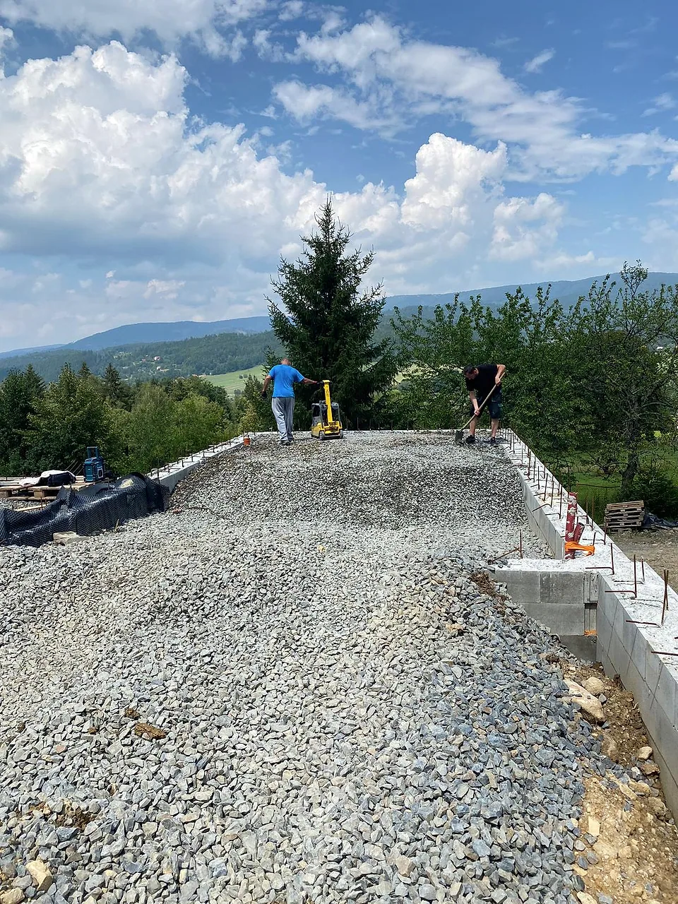 Připravené štěrkové lože po zemních pracích u domu